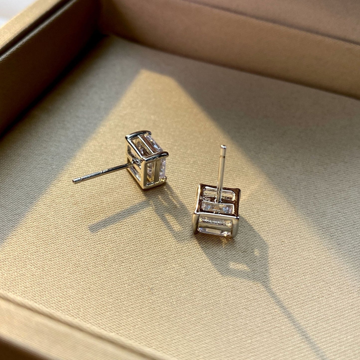 OliyaDesign Simple Four-Prong Setting 2-Carat Pagoda 7*7 Zircon Stud Earrings