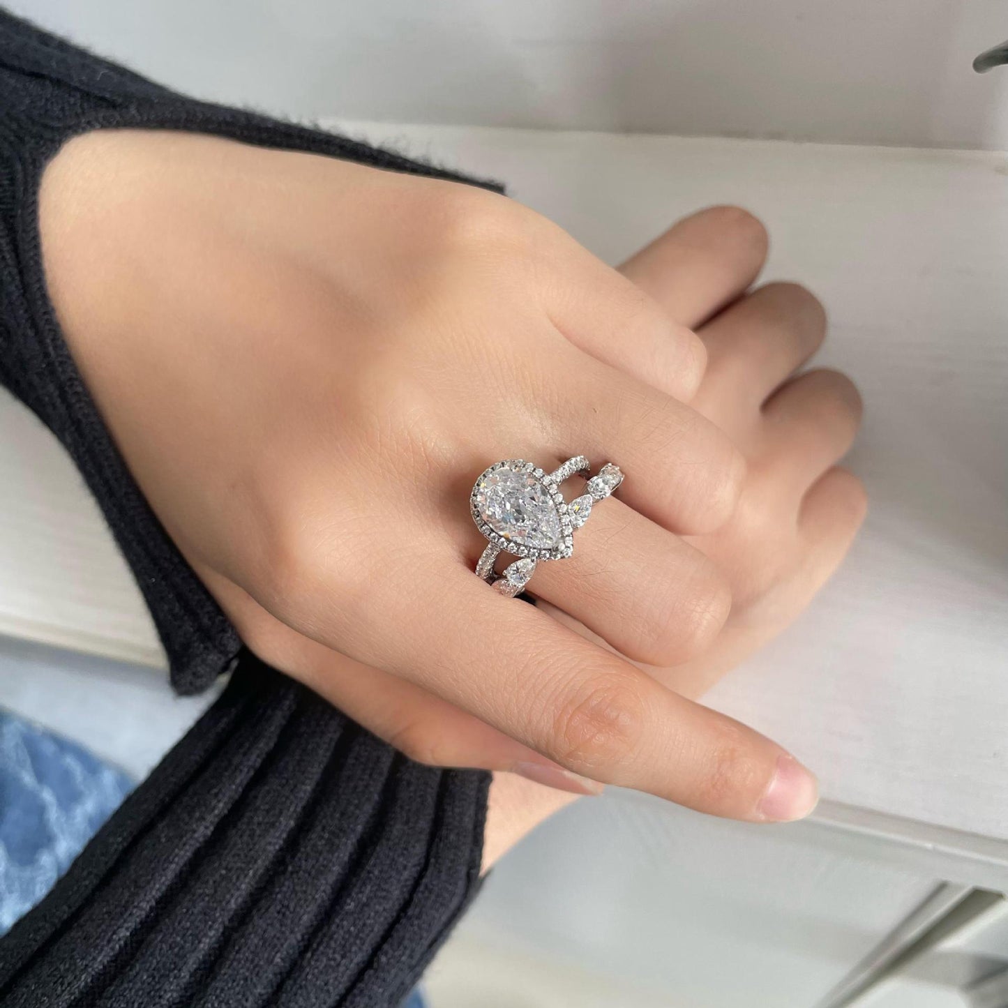 OliyaDesign Hot Selling High Carbon Diamond Ring 4-carat Set in Europe and America, Pear Shaped 8 * 12mm Redion Cut Ring