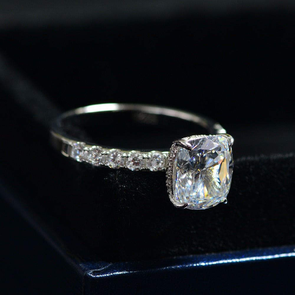 OliyaDesign 3-Carat Cushion-Cut 8*9Mm S925 Sterling Silver Ring With A Faceted Round Pointed Base And High-Carbon Simulated Diamond.