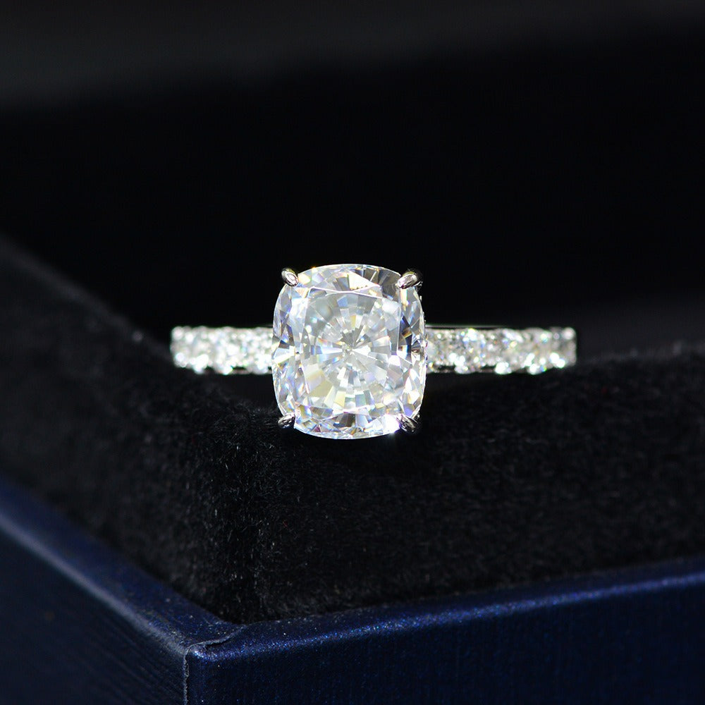 OliyaDesign 3-Carat Cushion-Cut 8*9Mm S925 Sterling Silver Ring With A Faceted Round Pointed Base And High-Carbon Simulated Diamond.