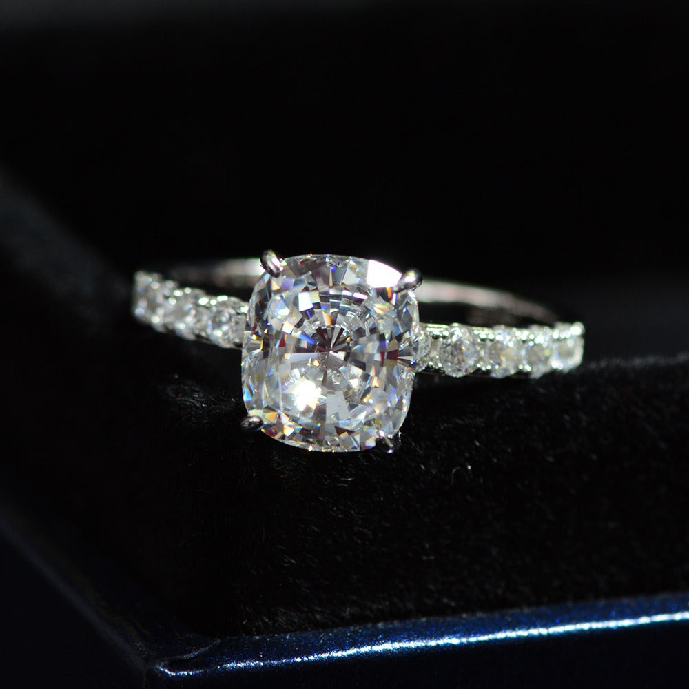 OliyaDesign 3-Carat Cushion-Cut 8*9Mm S925 Sterling Silver Ring With A Faceted Round Pointed Base And High-Carbon Simulated Diamond.