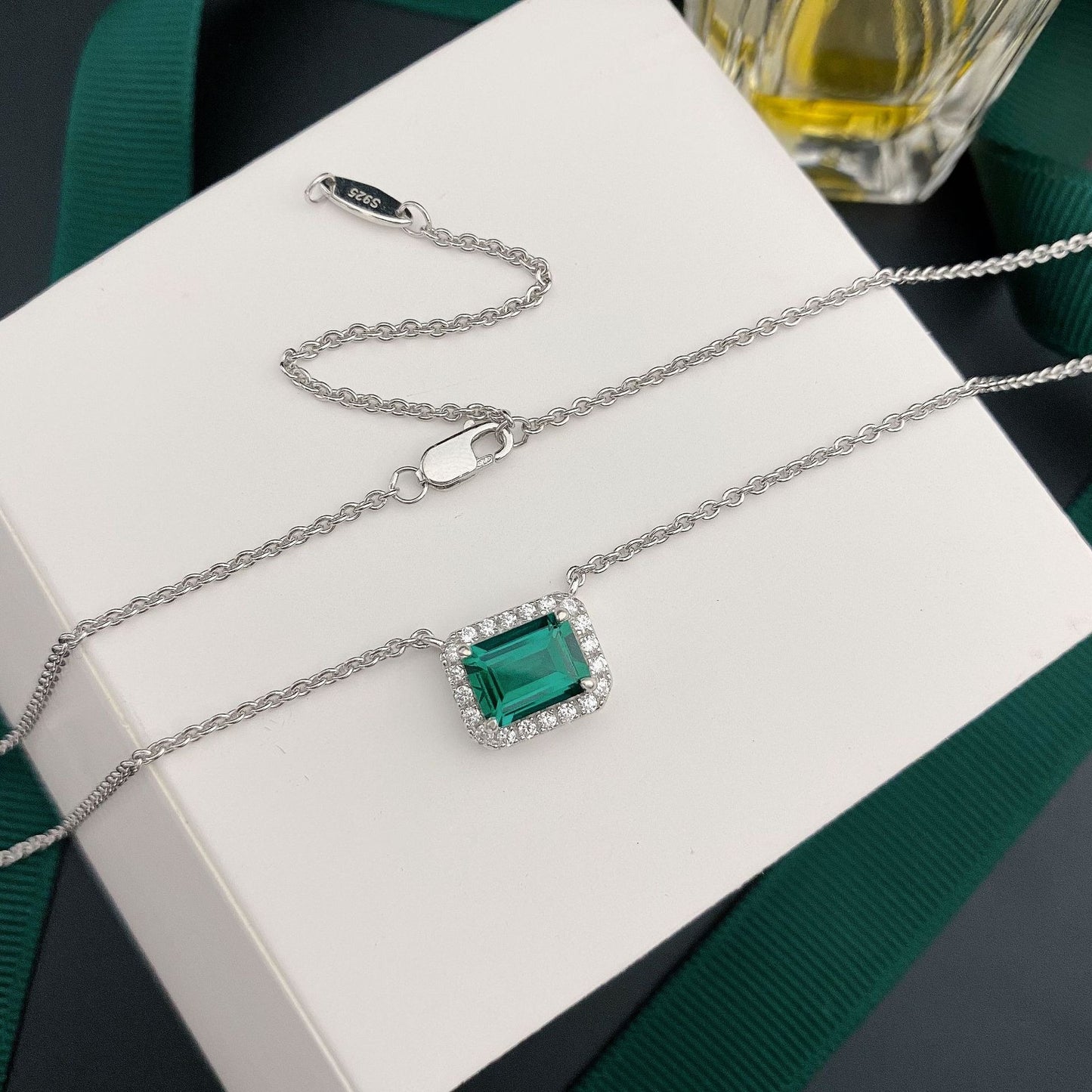 OliyaDesign 1.5 Carat Rectangular Zambian-Colored Lab-Grown Emerald Necklace (6*8 mm)
