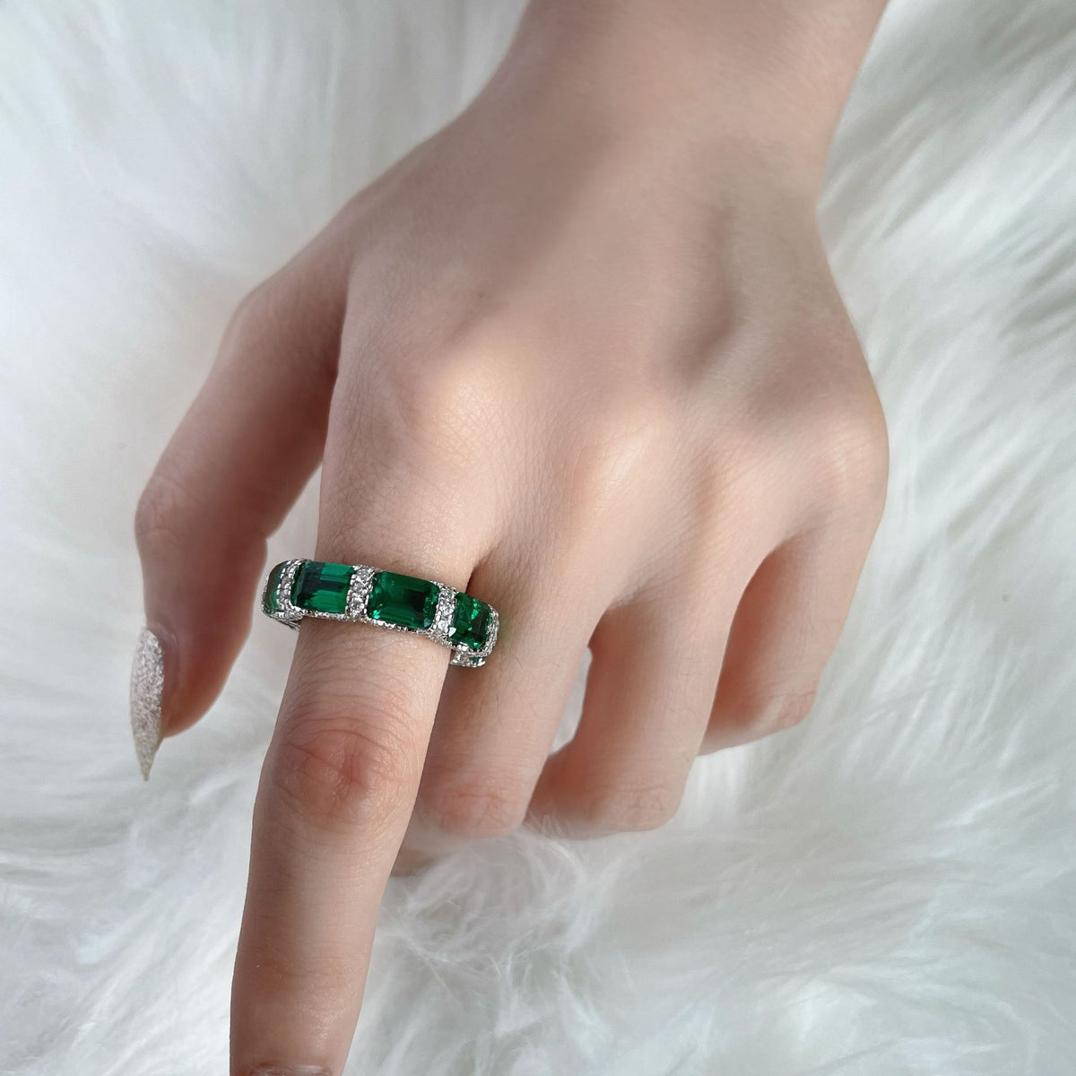 OliyaDesign Luxury And Sophisticated 5*7 Synthetic Emerald In 925 Silver, 1 Carat Ring