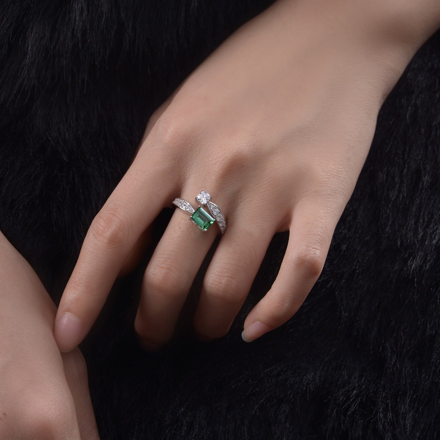 OliyaDesign 1-Carat Lab-Grown Emerald And 5*7 High-Carbon Diamond Ring